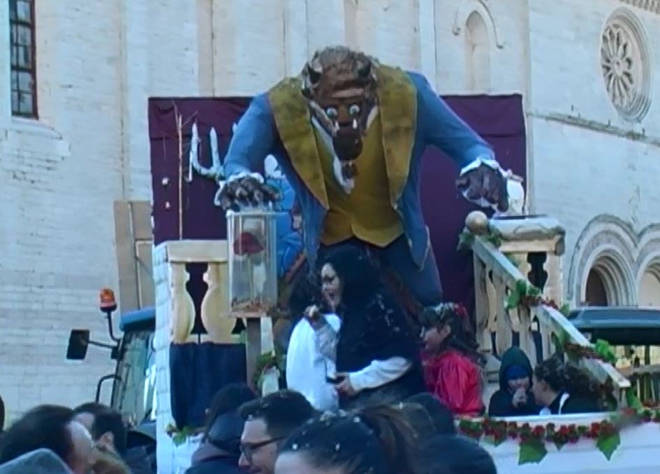 Gubbio, successo per il Carnevale dei Ragazzi. Io rifiuto vince la  categoria gruppi mascherati, un amore così folle, la Bella e la Bestia  quello dei carri allegorici. a nicolò bianchi il trofeo